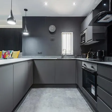 Two Bed Modern 5min Walk To Town Centre With Free Parking ! Under New Management * Блэкпул