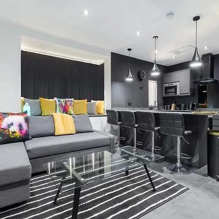 Two Bed Modern 5min Walk To Town Centre With Free Parking ! Under New Management
