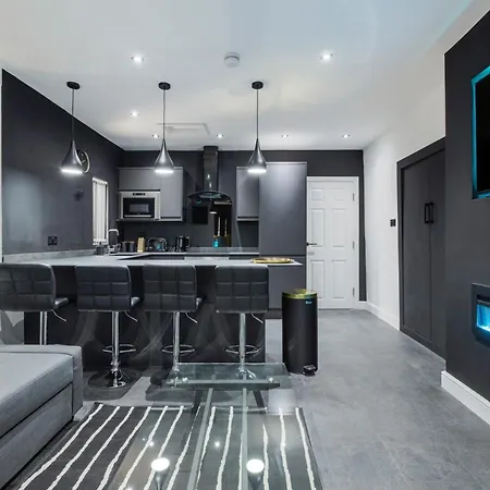 Two Bed Modern 5min Walk To Town Centre With Free Parking ! Under New Management Апартаменты
