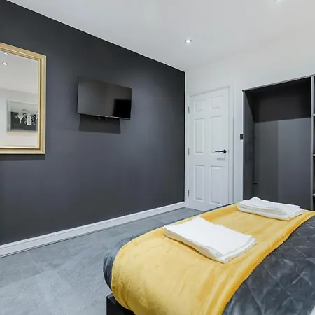 Апартаменты Two Bed Modern 5min Walk To Town Centre With Free Parking ! Under New Management