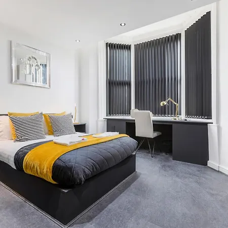 Апартаменты Two Bed Modern 5min Walk To Town Centre With Free Parking ! Under New Management *