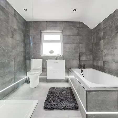 Two Bed Modern 5min Walk To Town Centre With Free Parking ! Under New Management Апартаменты *