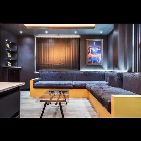 Апартаменты Two Bed Modern 5min Walk To Town Centre With Free Parking ! Under New Management *