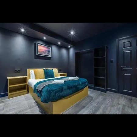 Two Bed Modern 5min Walk To Town Centre With Free Parking ! Under New Management