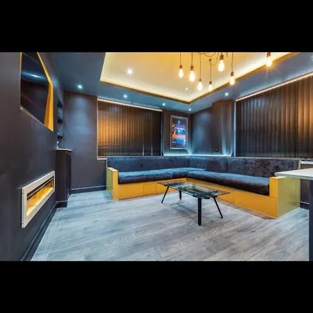 Two Bed Modern 5min Walk To Town Centre With Free Parking ! Under New Management * Блэкпул
