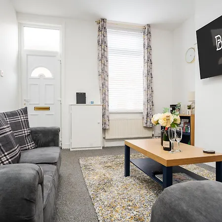 Private Yard, Free Parking & Games At Laburnum House Holiday home Blackpool
