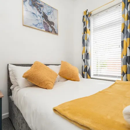 Private Yard, Free Parking & Games At Laburnum House Holiday home