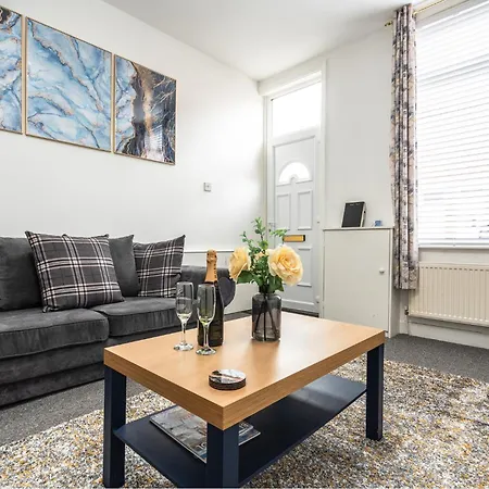 Private Yard, Free Parking & Games At Laburnum House Holiday home *