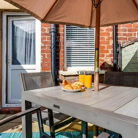 Holiday home Private Yard, Free Parking & Games At Laburnum House Blackpool