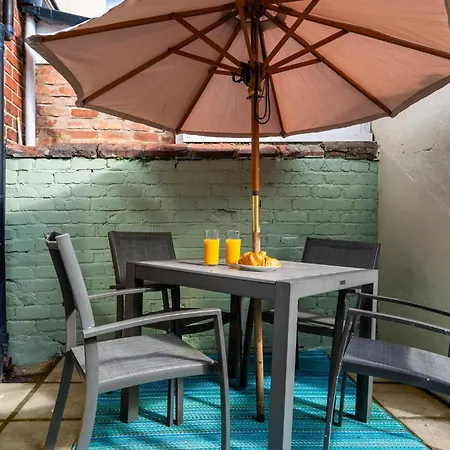 Private Yard, Free Parking & Games At Laburnum House Holiday home