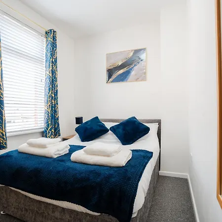 Holiday home Private Yard, Free Parking & Games At Laburnum House *