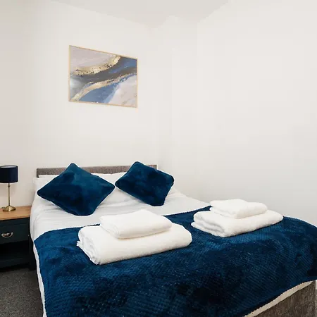Private Yard, Free Parking & Games At Laburnum House *