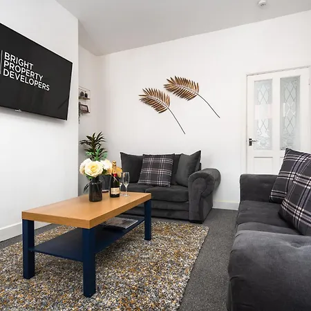 Private Yard, Free Parking & Games At Laburnum House Holiday home *