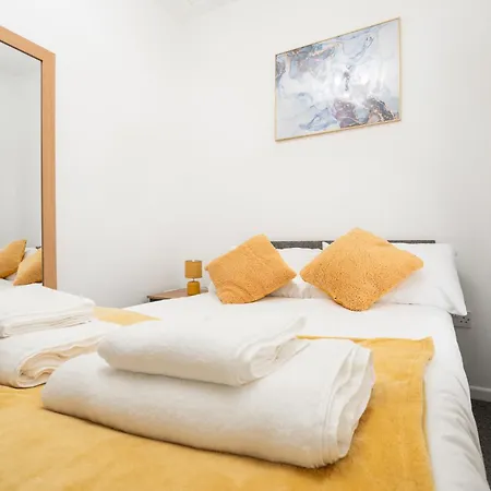 Holiday home Private Yard, Free Parking & Games At Laburnum House *