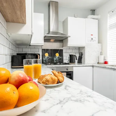 Private Yard, Free Parking & Games At Laburnum House *