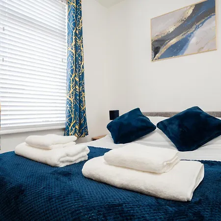 Private Yard, Free Parking & Games At Laburnum House * Blackpool