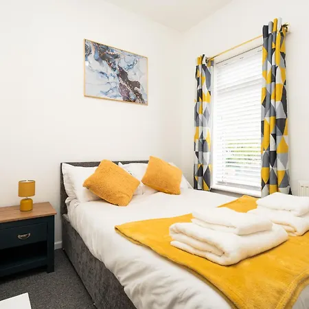 Private Yard, Free Parking & Games At Laburnum House