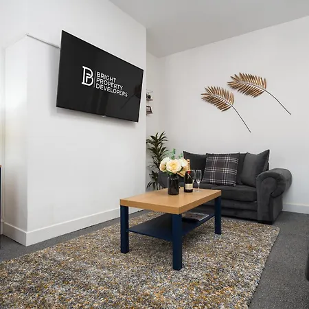 Private Yard, Free Parking & Games At Laburnum House Blackpool