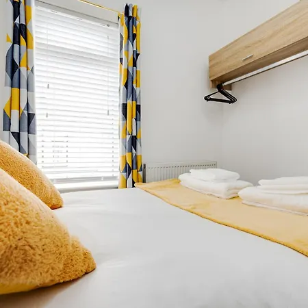 Private Yard, Free Parking & Games At Laburnum House * Blackpool
