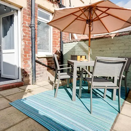 Private Yard, Free Parking & Games At Laburnum House