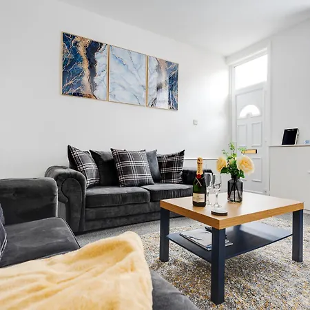 Private Yard, Free Parking & Games At Laburnum House *