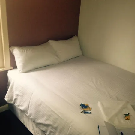 Peek-A-Booze - Budget Hotel - Adults Only Отель Блэкпул
