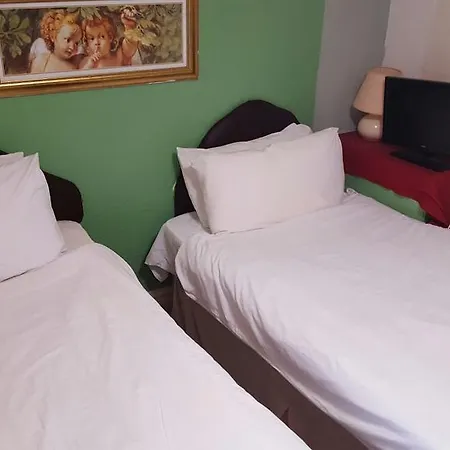 Myroomz Hollingdales Hotel 2*
