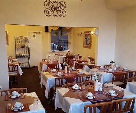 Hotel Myroomz Hollingdales 2*