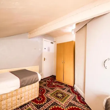 Myroomz Hollingdales Hotel