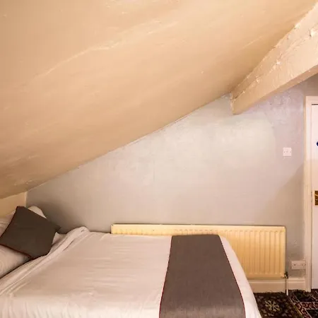 Myroomz Hollingdales Hotel 2*