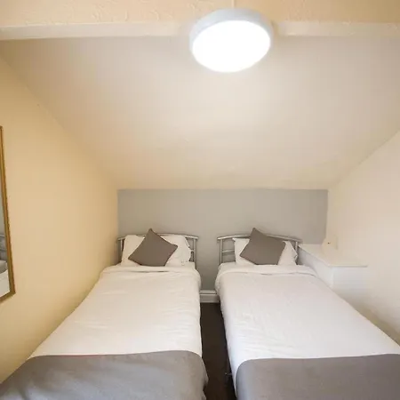 Myroomz Hollingdales Hotel 2*