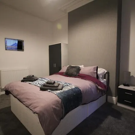 Bryan Choice - Close To Town Centre - Games - Large *
