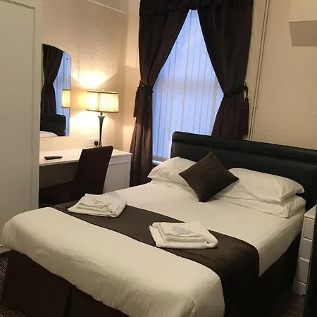 Bed & Breakfast The Feathers 3*