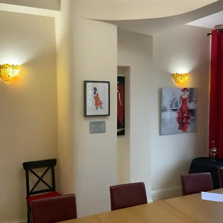 Guest house Scarlets