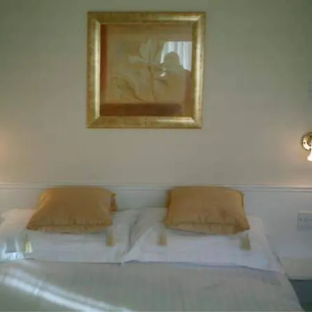 Gleneagles - Road Guest house