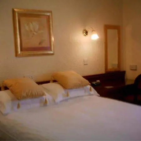 Guest house Gleneagles - Road