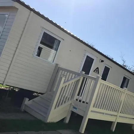 Lovely 3-bed Caravan In Haven Marton