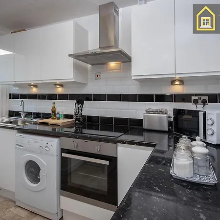 Apartment 2 Bedroom At , Top Notch Serviced , Free Wifi *