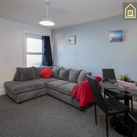 2 Bedroom At , Top Notch Serviced , Free Wifi * Blackpool