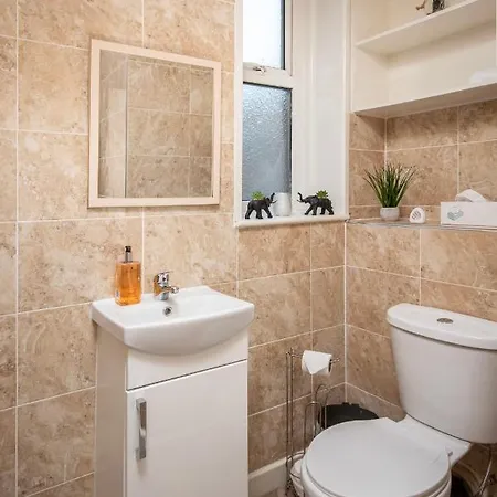 2 Bedroom At , Top Notch Serviced , Free Wifi * Blackpool