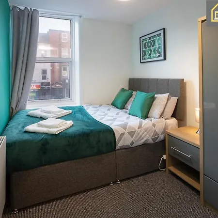 2 Bedroom At , Top Notch Serviced , Free Wifi * Blackpool