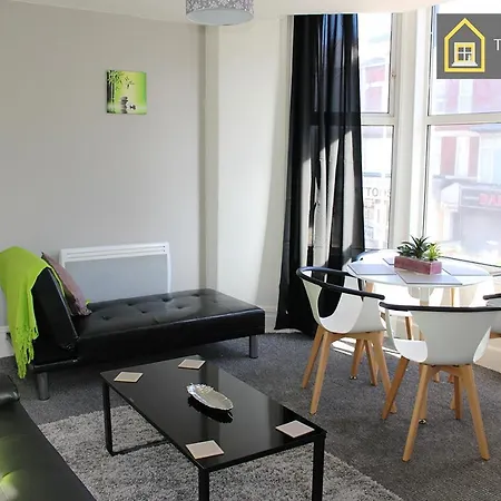 2 Bedroom At , Top Notch Serviced , Free Wifi * Blackpool