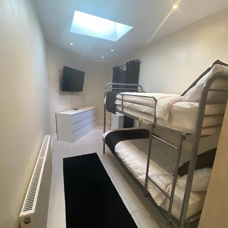 Boutique 2 Bed Gold Sleeps 10 Apartment *