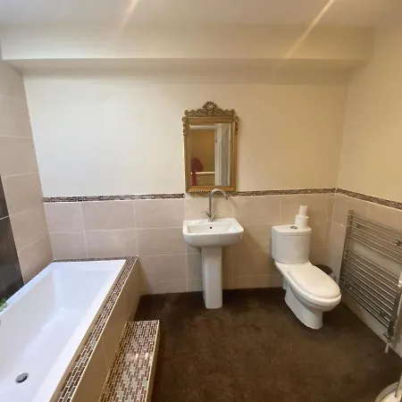 Boutique 2 Bed Gold Sleeps 10 Apartment