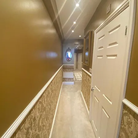 Boutique 2 Bed Gold Sleeps 10 Blackpool