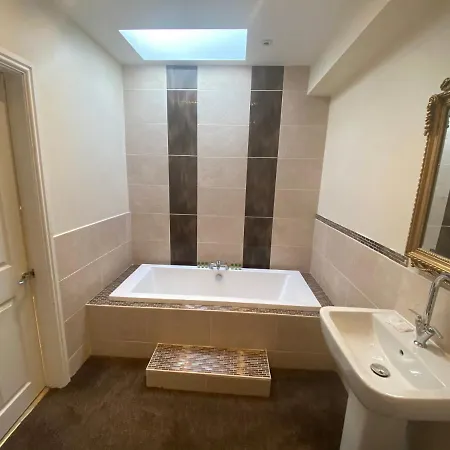 Boutique 2 Bed Gold Sleeps 10 Apartment Blackpool