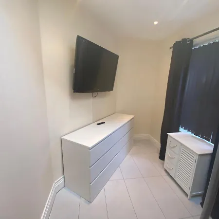 Boutique 2 Bed Gold Sleeps 10 *