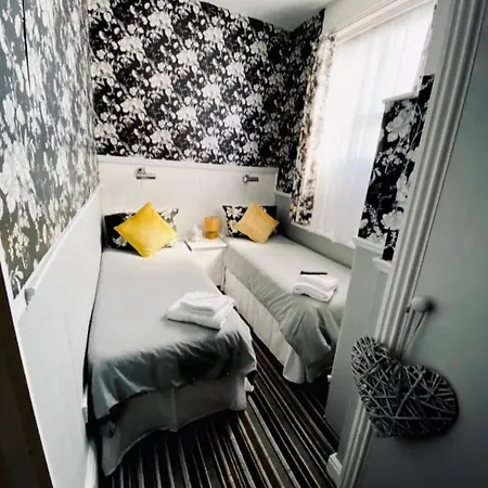 Hotel Shiray *