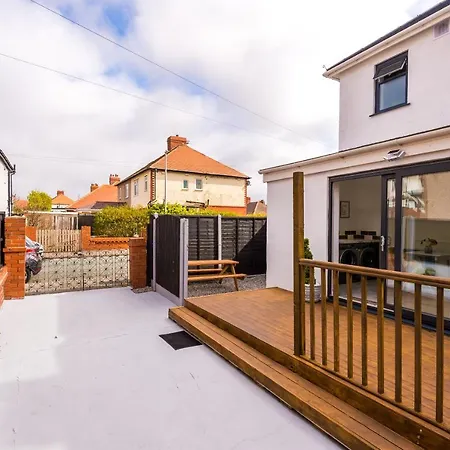 Only Family Groups - Pets For Free - Sleeps 8 - Sofabed Holiday home Blackpool