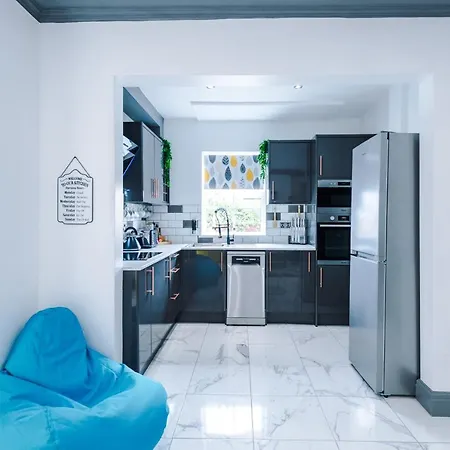 Only Family Groups - Pets For Free - Sleeps 8 - Sofabed